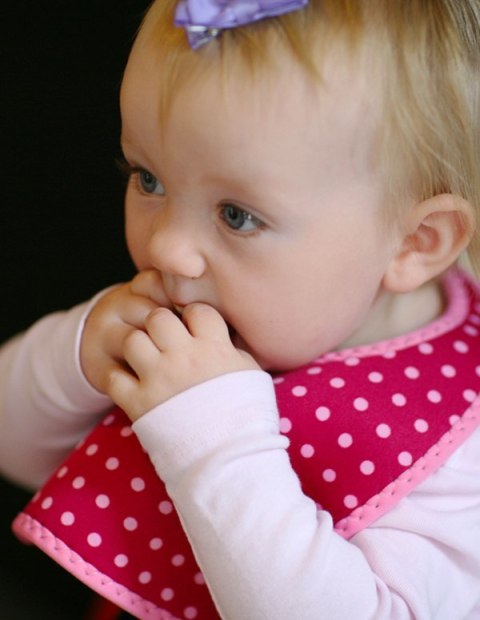 ND38_BBY-MMBB-BMD BUILT Mess Mate - 2 śliniaki dla dzieci (Baby Pink Mini Dots)