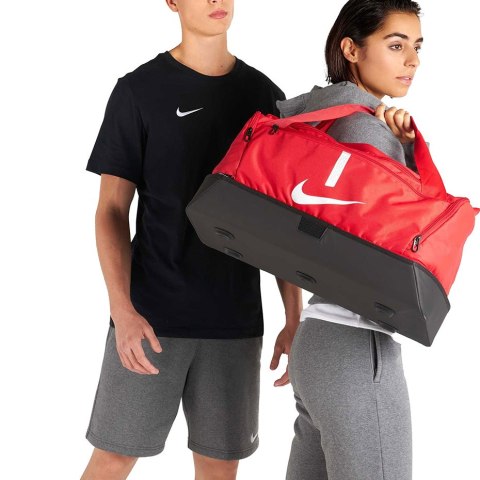 ND05_T2153 CU8096 657 Torba Nike Academy Team M Hardcase czerwona CU8096 657