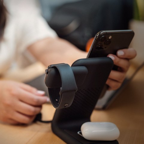 ND38_STM-931-323Z-02 STM ChargeTree Swing ? Ładowarka bezprzewodowa 3w1 do iPhone AirPods i Apple Watch (czarny)