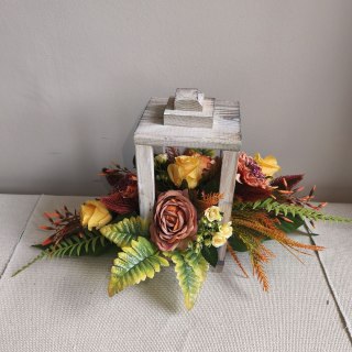 Lampion stroik na cmentarz kompozycja kwiatowa sztuczne kwiaty na grób