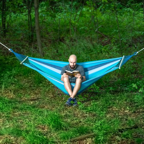 NC9004 NIEBIESKI-CIEMNONIEBIESKI HAMAK Z DREWNIANĄ BELKA 70CM I METALOWYM UCHWYTEM NILS CAMP