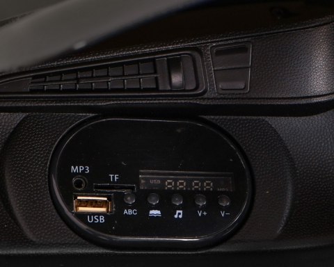 ND28_12765_PA_JE1001_POM Pojazd BMW I8 LIFT Pomarańczowy