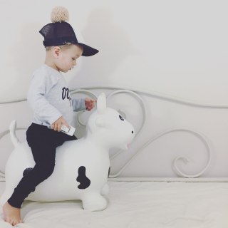 ND31_J06_007_0_1 Skoczek gumowy dla dzieci BYCZEK 55 cm biały do skakania z pompką