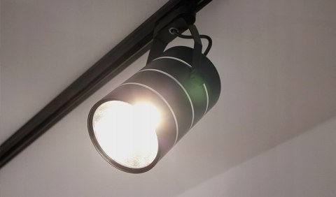 Lampa sklepowa led reflektor szynowy jednofazowy czarny 30w 2550 lm światło neutralne 4000k