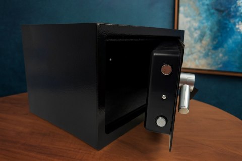 Czarny kompaktowy sejf biurowy na kod i klucz