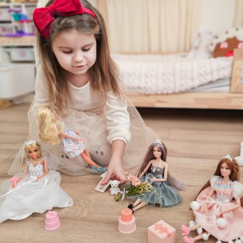 WOOPIE ROYAL Lalka Emi w Eleganckiej Sukni Tiulowej z Kokardą i Bukietem