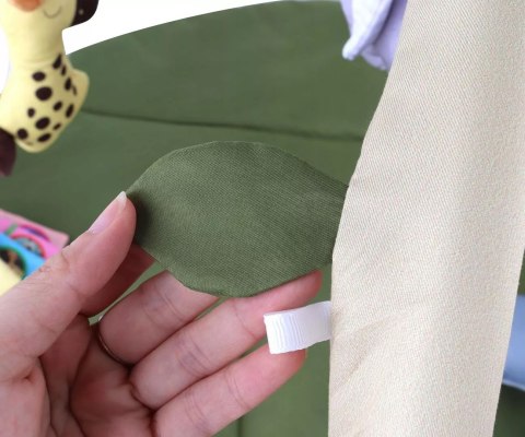 Mata edukacyjna sensoryczna interaktywna Liść z pałąkami i zabawkami 0+