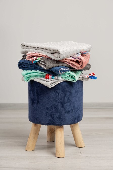 LEKKI KOCYK MINKY 75 x 100 SZARY KWIATY