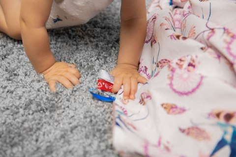 LEKKI KOCYK MINKY 75 x 100 SZARY KWIATY