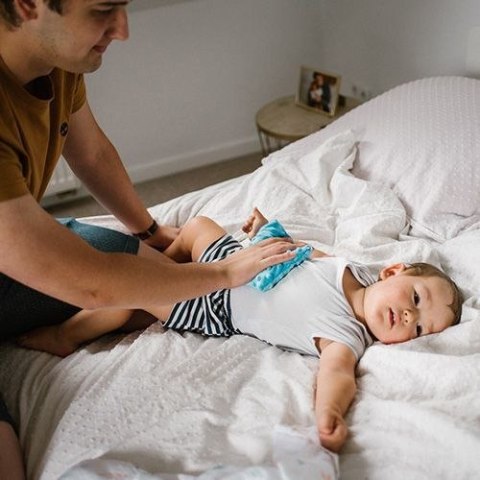 796/03 TERMOFOR Z PESTKAMI WIŚNI CHEERRY NIEBIESKI