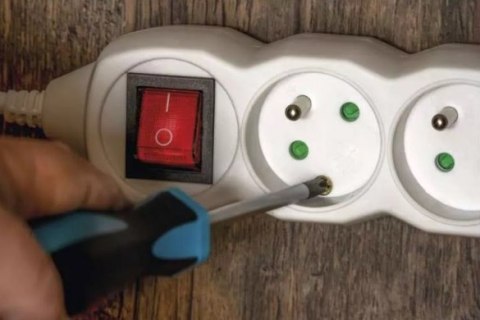 PRZEDŁUŻACZ Z WYŁĄCZNIKIEM 10M 5 GNIAZD