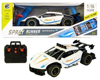 Biały, sportowy samochód wyścigowy sterowany radiem z efektem dymu