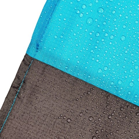 Wodoodporna mata plażowa koc piknikowy 210x200 cm niebieska z grafitowymi paskami