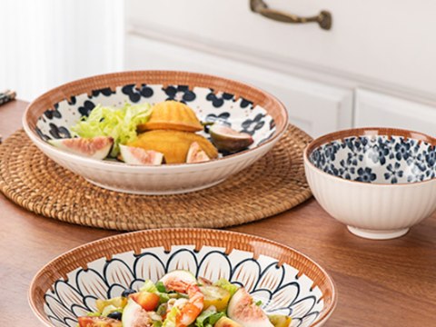 Kpl. 4 miseczek z łyżeczkami + 2 talerze +pałeczki