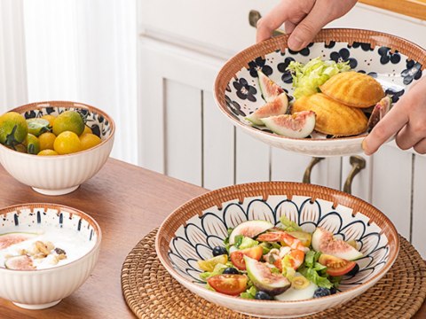 Kpl. 4 miseczek z łyżeczkami + 2 talerze +pałeczki