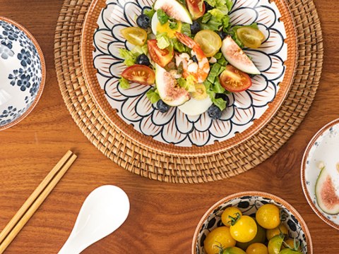 Kpl. 4 miseczek z łyżeczkami + 2 talerze +pałeczki