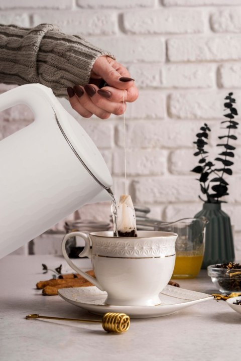 Czajnik elektryczny bezprzewodowy turystyczny 1500W 1.8l obrotowy biały