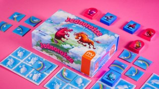 Gra jednorożce. pojedynek w chmurach